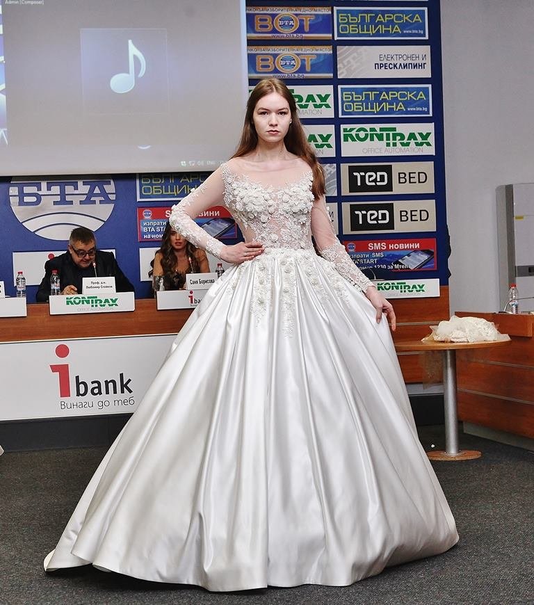 Булчинска рокля „Ериа" на модна къща „Блинк“, представена от Никол Предьова.