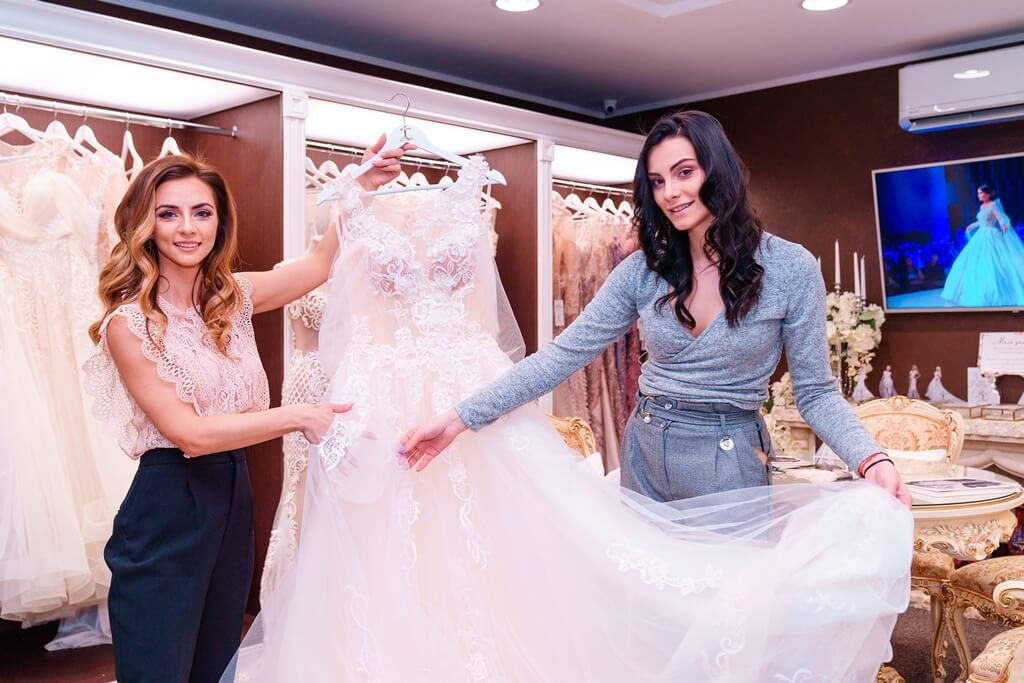 Радослава Лазарова по време на индивидуална консултация в сватбен център My Wedding.