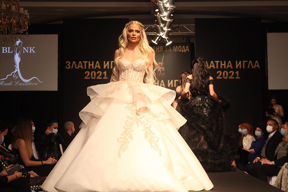 Радослава Лазарова спечели „Златна игла 2021“ в категория „Дизайнер на годината“